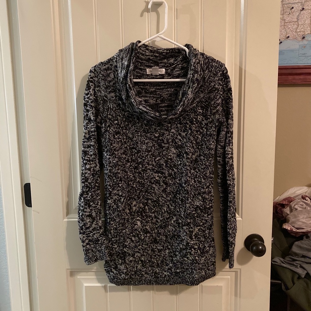 Black/white acrylic maternity sweater